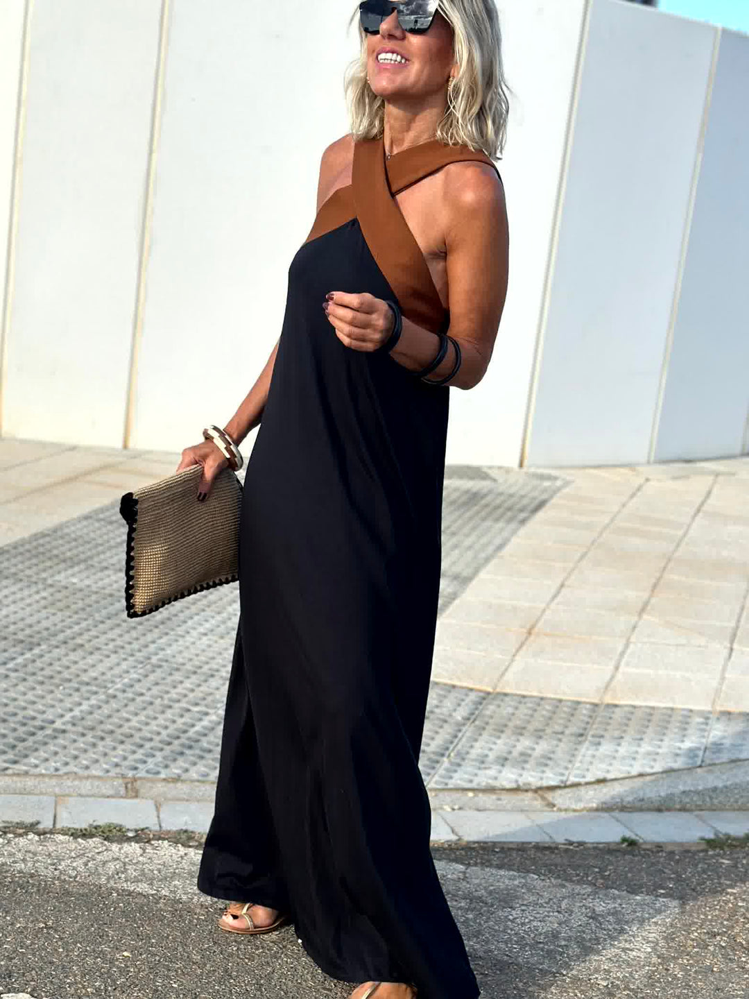 Robe Balnéaire Croisée – Élégance Minimaliste Noir & Sable