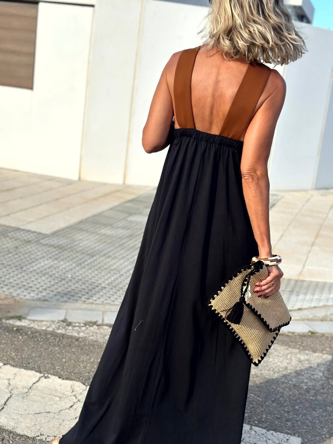 Robe Balnéaire Croisée – Élégance Minimaliste Noir & Sable