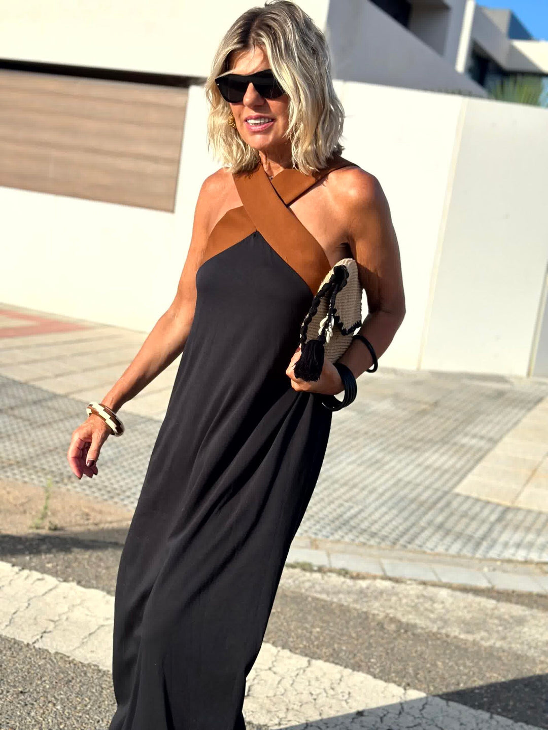 Robe Balnéaire Croisée – Élégance Minimaliste Noir & Sable