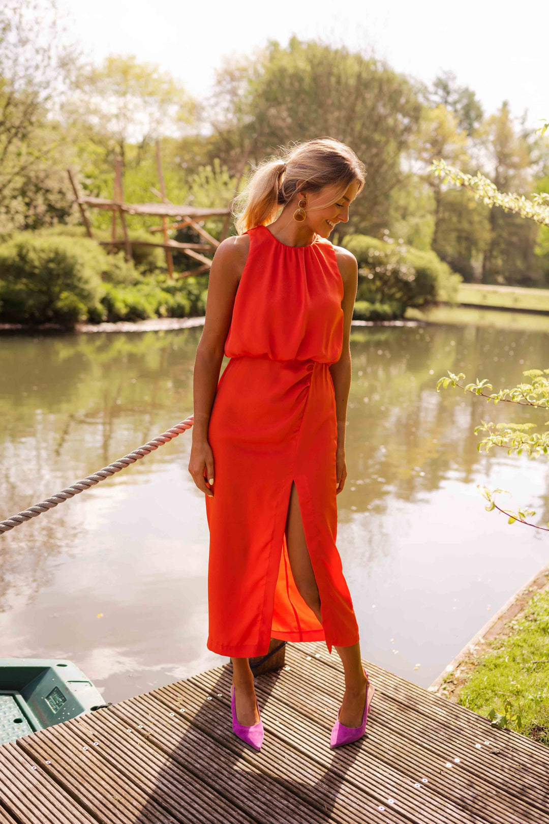 Robe Rouge Éclat – Élégance Fluide avec Fente