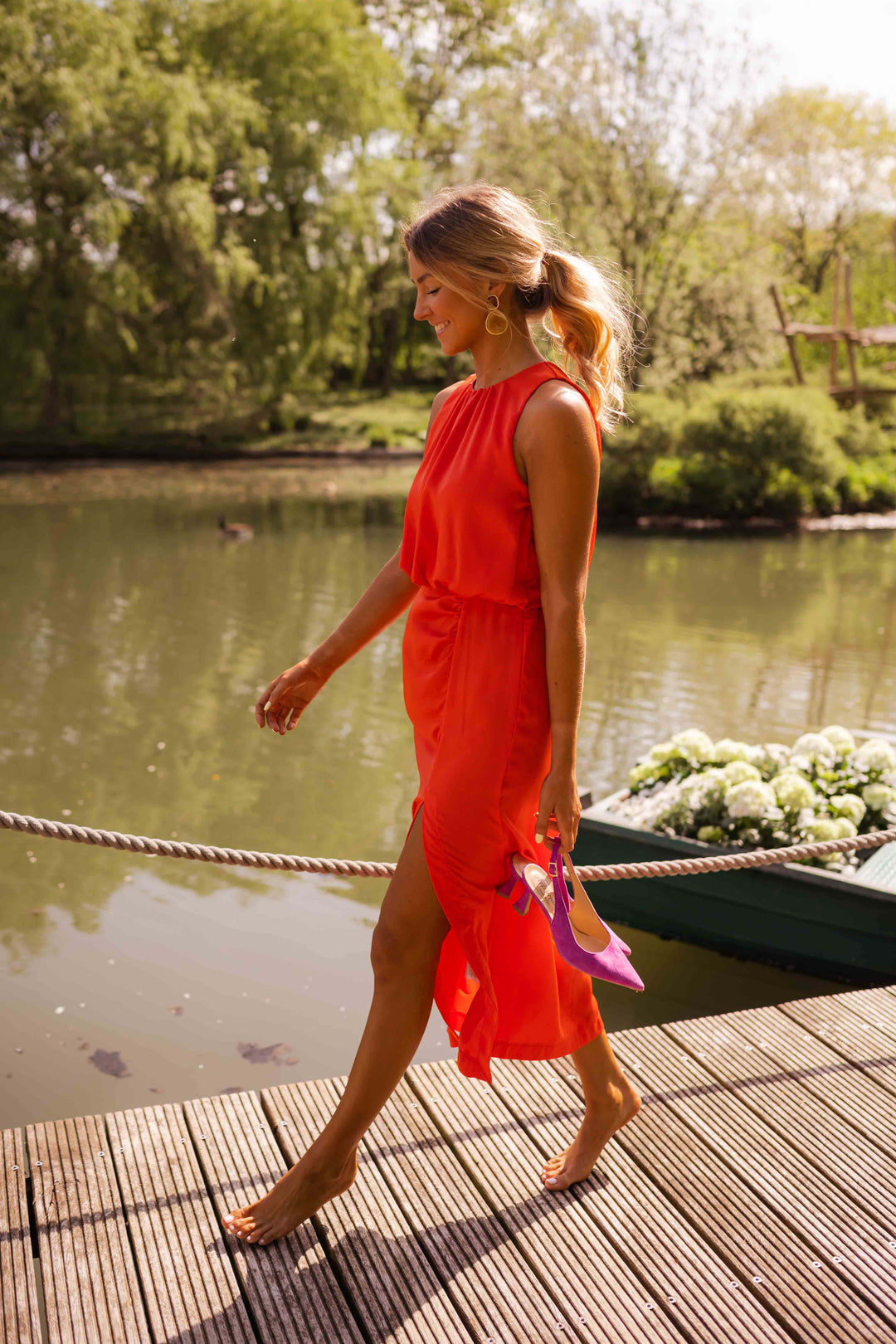 Robe Rouge Éclat – Élégance Fluide avec Fente