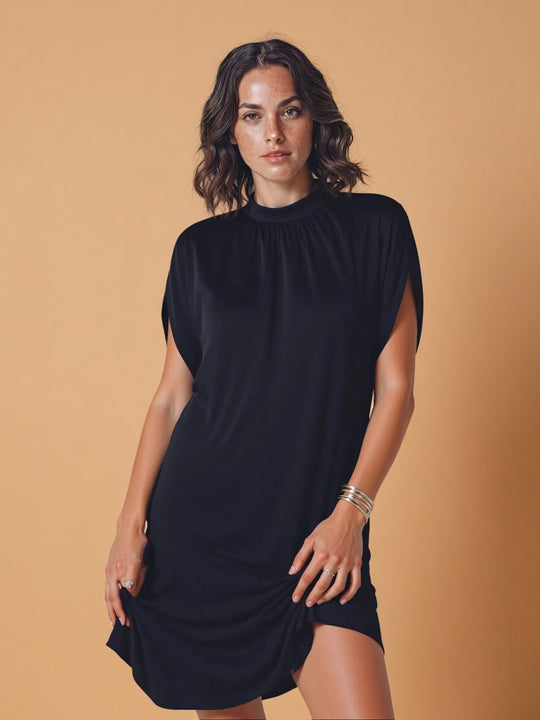 Robe Célène – Noir Élégant & Moderne