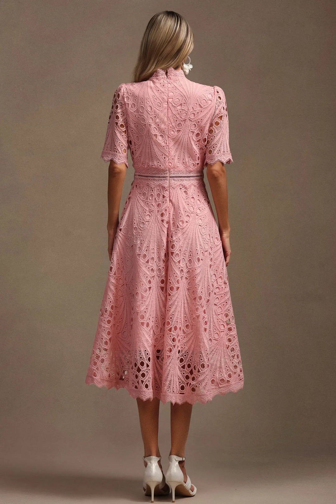 Robe Élora – Dentelle Architecturale & Élégance Intemporelle