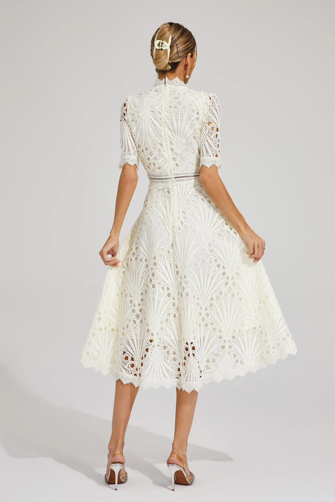 Robe Élora – Dentelle Architecturale & Élégance Intemporelle