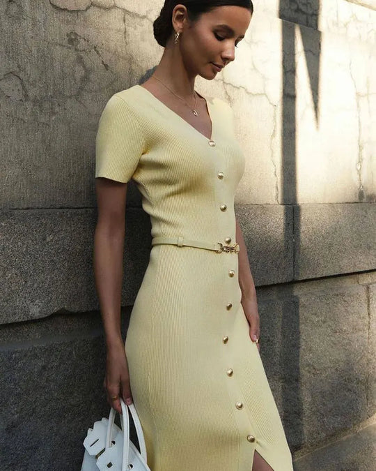 Robe Élégance Moderne – Coupe Cintrée & Détail Boutons Dorés